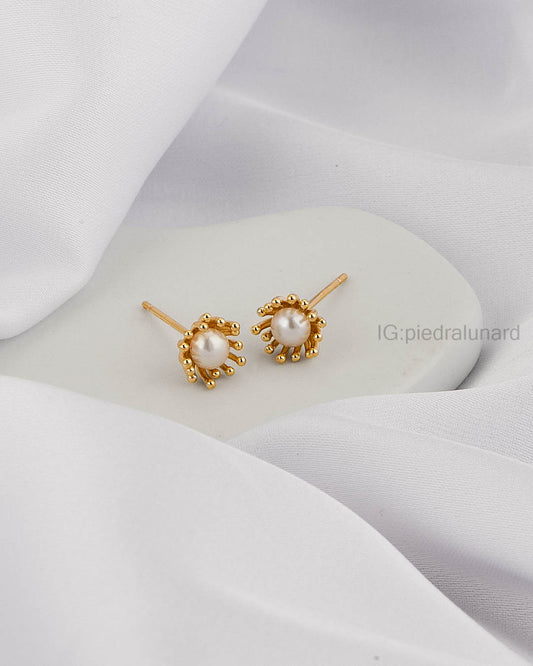 Aretes baño de oro topos flor y perla A18