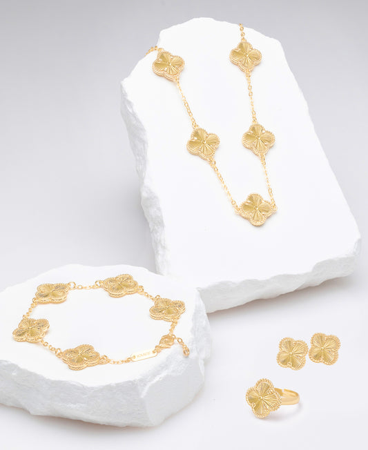 Set de Collar, Pulsera, Anillo y Aretes Dorada Troquelada Trebol VCAP11