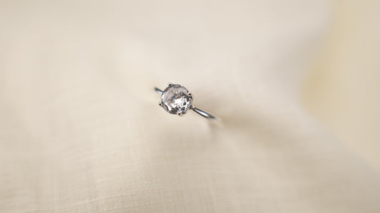 Anillo solitario con circonita AP06