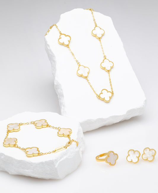 Set de Collar, Pulsera, Aretes y Anillo Trebol Blanco Nacar VCAP09