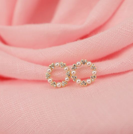 Aretes baño de oro circular perlas y circonitas en forma de corazón A53