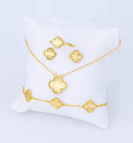 Set de Collar, Aretes Grandes, Anillo y Pulsera Dorado con Tréboles (medianos) Troquelado VCAP39