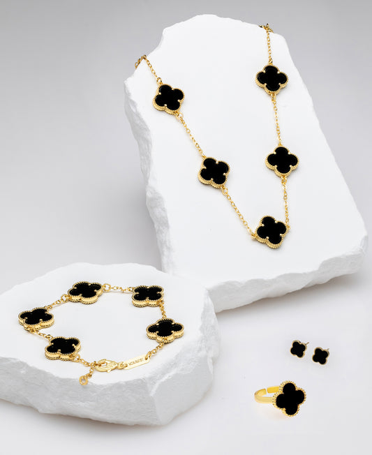 Set de Collar, Pulsera, Arete Pequeño Negro y Anillo Liso Trebol VCAP13