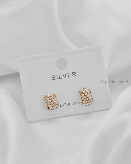 Aretes  baño de oro semi circulo en perlas A06